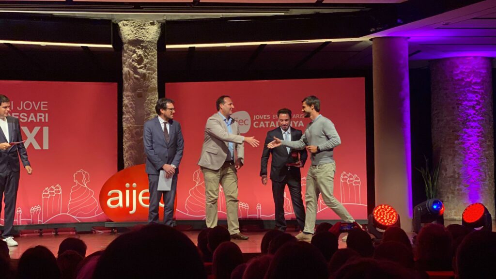 Alex García, director Técnico, recibiendo el premio a Mejor Iniciativa Empresarial de la AIJEC