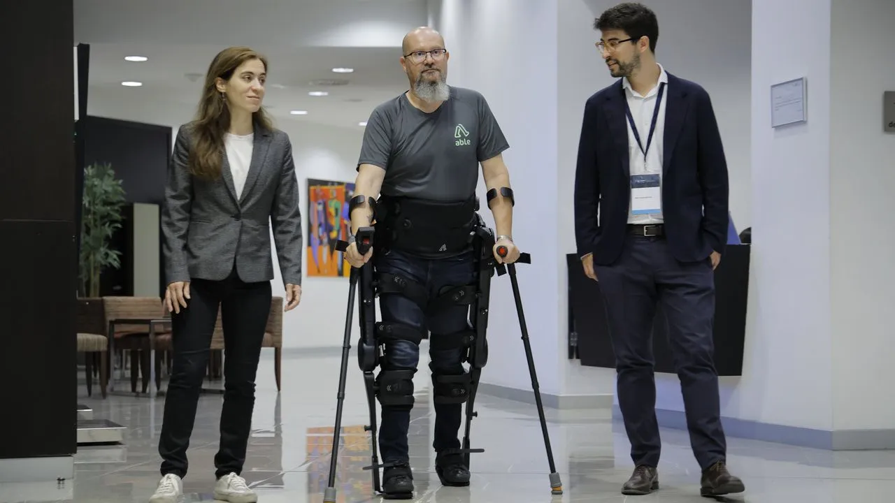 Paciente con lesión medular caminando con exoesqueleto de rehabilitación